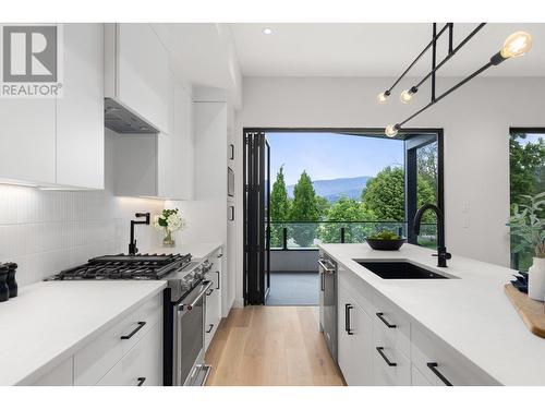 2345 Aberdeen Street, Kelowna, BC - Indoor Photo Showing Kitchen With Upgraded Kitchen