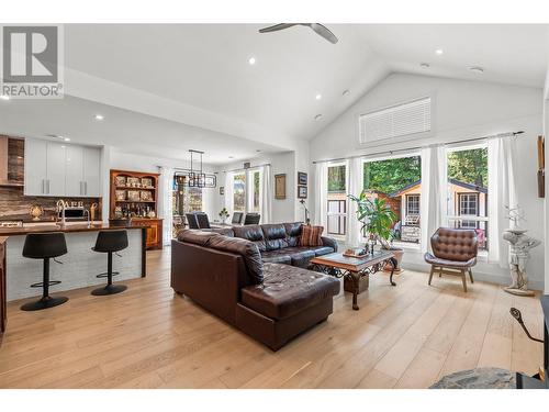 335 Evergreen Way, Vernon, BC - Indoor Photo Showing Living Room