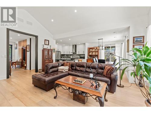 335 Evergreen Way, Vernon, BC - Indoor Photo Showing Living Room