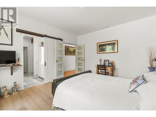 335 Evergreen Way, Vernon, BC - Indoor Photo Showing Bedroom