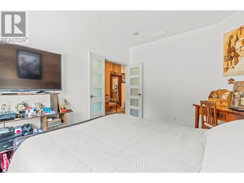 335 Evergreen Way, Vernon, BC - Indoor Photo Showing Bedroom