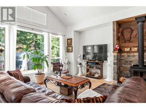 335 Evergreen Way, Vernon, BC - Indoor Photo Showing Living Room With Fireplace