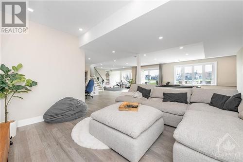 438 Shoreway Drive, Greely, ON - Indoor Photo Showing Living Room