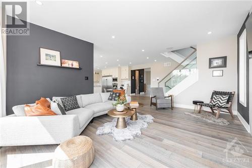 438 Shoreway Drive, Greely, ON - Indoor Photo Showing Living Room