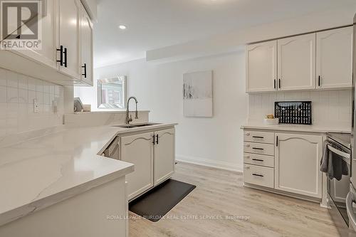 35 - 2022 Atkinson Drive, Burlington (Rose), ON - Indoor Photo Showing Kitchen