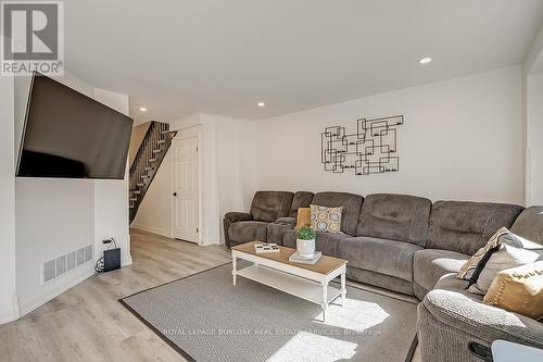 35 - 2022 Atkinson Drive, Burlington (Rose), ON - Indoor Photo Showing Living Room