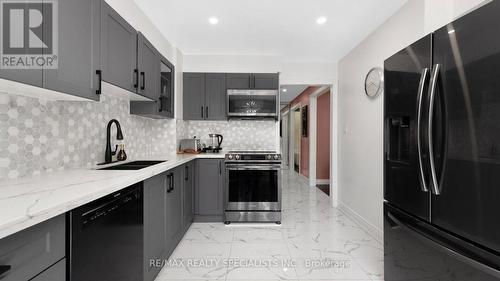 11 Cavalier Court, Brampton (Madoc), ON - Indoor Photo Showing Kitchen With Double Sink With Upgraded Kitchen