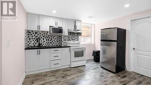 11 Cavalier Court, Brampton (Madoc), ON - Indoor Photo Showing Kitchen