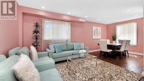 11 Cavalier Court, Brampton (Madoc), ON - Indoor Photo Showing Living Room