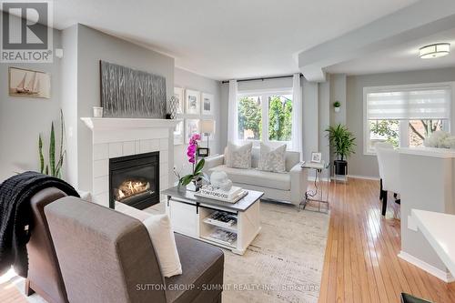 25C - 928 Queen Street W, Mississauga (Lorne Park), ON - Indoor Photo Showing Living Room With Fireplace