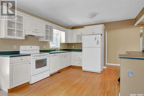 213 Durham Drive, Regina, SK - Indoor Photo Showing Kitchen