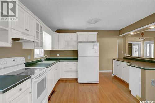 213 Durham Drive, Regina, SK - Indoor Photo Showing Kitchen