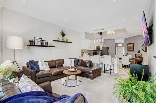 6 1/2 Kopperfield Lane, Hamilton, ON - Indoor Photo Showing Living Room