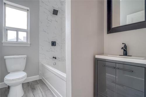 27 Grove Street, Hamilton, ON - Indoor Photo Showing Bathroom