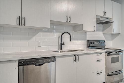 27 Grove Street, Hamilton, ON - Indoor Photo Showing Kitchen With Double Sink With Upgraded Kitchen