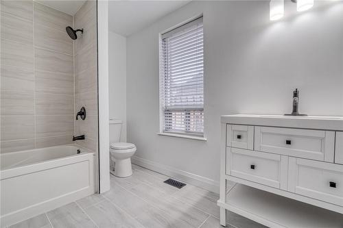 27 Grove Street, Hamilton, ON - Indoor Photo Showing Bathroom