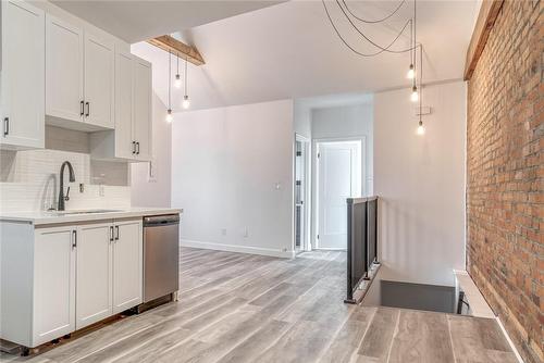 27 Grove Street, Hamilton, ON - Indoor Photo Showing Kitchen