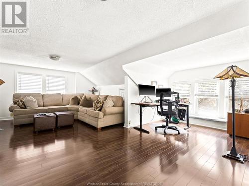 878 Victoria Avenue, Windsor, ON - Indoor Photo Showing Living Room