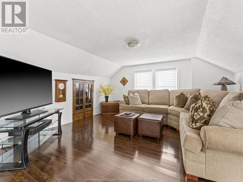 878 Victoria Avenue, Windsor, ON - Indoor Photo Showing Living Room