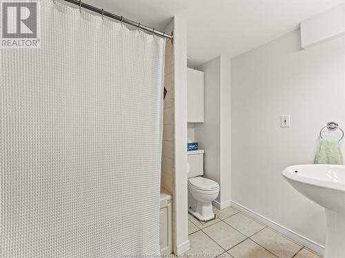 878 Victoria Avenue, Windsor, ON - Indoor Photo Showing Bathroom