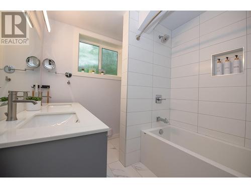 2506 24 Street, Vernon, BC - Indoor Photo Showing Bathroom