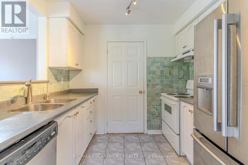 12 - 14 Cox Boulevard, Markham, ON - Indoor Photo Showing Kitchen With Double Sink