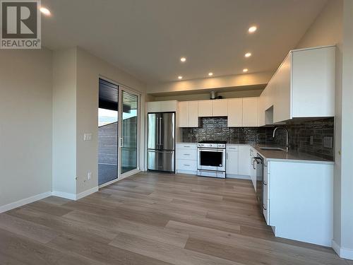 727 Wardlaw Avenue Unit# 2, Kelowna, BC - Indoor Photo Showing Kitchen With Stainless Steel Kitchen