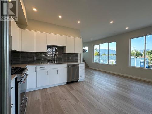 727 Wardlaw Avenue Unit# 2, Kelowna, BC - Indoor Photo Showing Kitchen With Stainless Steel Kitchen