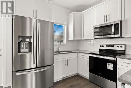 7668 Mapleford Boulevard, Regina, SK - Indoor Photo Showing Kitchen With Stainless Steel Kitchen With Double Sink With Upgraded Kitchen