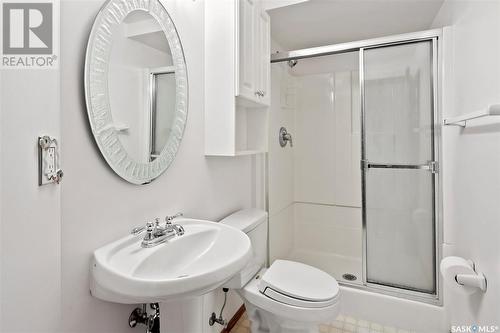 22 Dragan Crescent, Saskatoon, SK - Indoor Photo Showing Bathroom