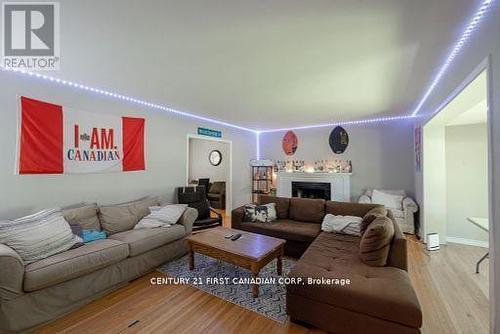 543 Canterbury Road, London, ON - Indoor Photo Showing Living Room With Fireplace