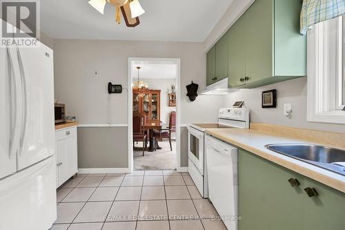 3011 Sandlewood Court, Burlington (Headon), ON - Indoor Photo Showing Kitchen