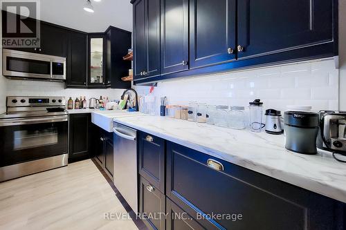 809 - 135 James Street S, Hamilton (Corktown), ON - Indoor Photo Showing Kitchen With Upgraded Kitchen