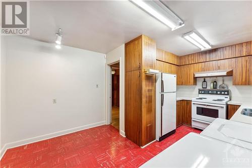 18 Wren Road, Ottawa, ON - Indoor Photo Showing Kitchen