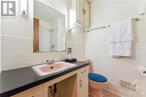 18 Wren Road, Ottawa, ON - Indoor Photo Showing Bathroom