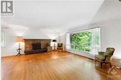 18 Wren Road, Ottawa, ON - Indoor Photo Showing Living Room With Fireplace