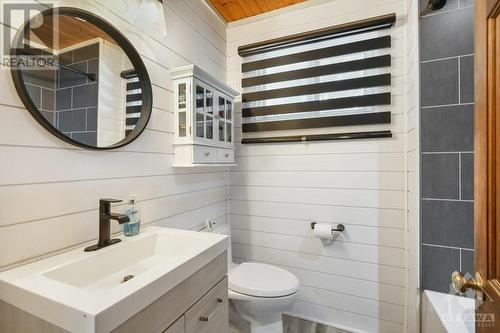 Main bathroom - 889 Jones Point Road, Perth, ON - Indoor Photo Showing Bathroom