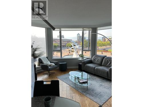 1160 Sunset Drive Unit# 302, Kelowna, BC - Indoor Photo Showing Living Room