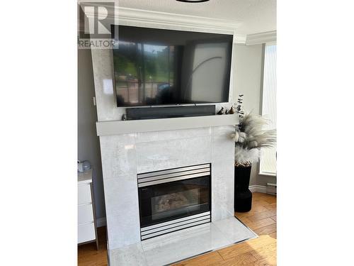 1160 Sunset Drive Unit# 302, Kelowna, BC - Indoor Photo Showing Living Room With Fireplace