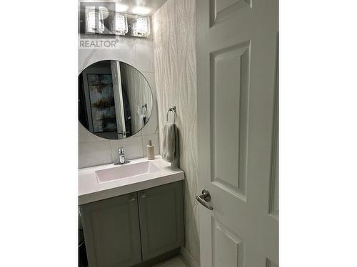 1160 Sunset Drive Unit# 302, Kelowna, BC - Indoor Photo Showing Laundry Room