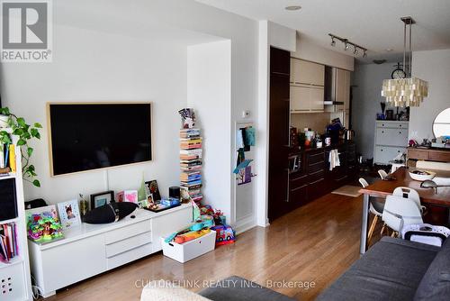 1102 - 770 Bay Street, Toronto, ON - Indoor Photo Showing Living Room