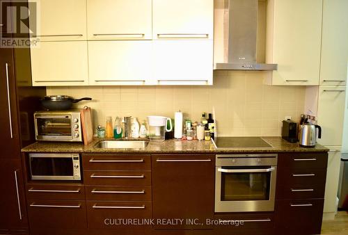 1102 - 770 Bay Street, Toronto, ON - Indoor Photo Showing Kitchen