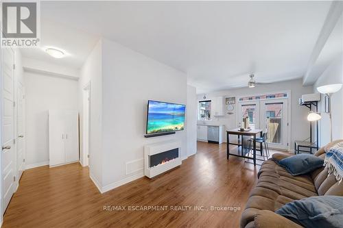 6 - 290 Barton Street W, Hamilton (Strathcona), ON - Indoor Photo Showing Living Room