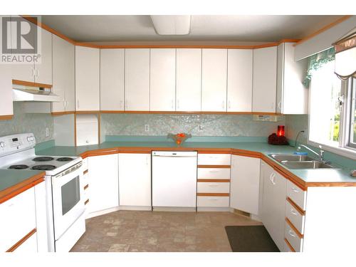 2382 Tamerac Terrace, Blind Bay, BC - Indoor Photo Showing Kitchen With Double Sink