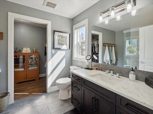 2526 Silver King Road, Nelson, BC - Indoor Photo Showing Bathroom