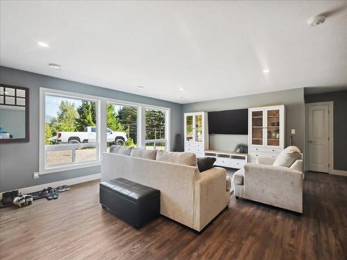 2526 Silver King Road, Nelson, BC - Indoor Photo Showing Living Room