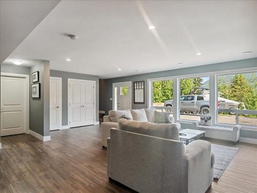 2526 Silver King Road, Nelson, BC - Indoor Photo Showing Living Room