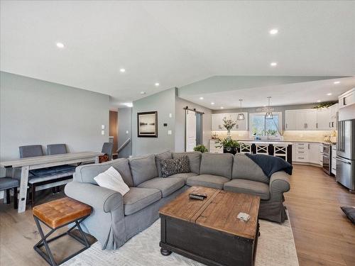 2526 Silver King Road, Nelson, BC - Indoor Photo Showing Living Room