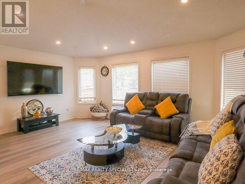 10 Banington Crescent, Brampton, ON - Indoor Photo Showing Living Room