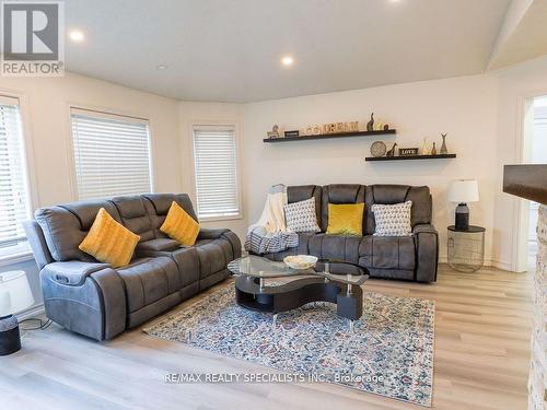 10 Banington Crescent, Brampton, ON - Indoor Photo Showing Living Room